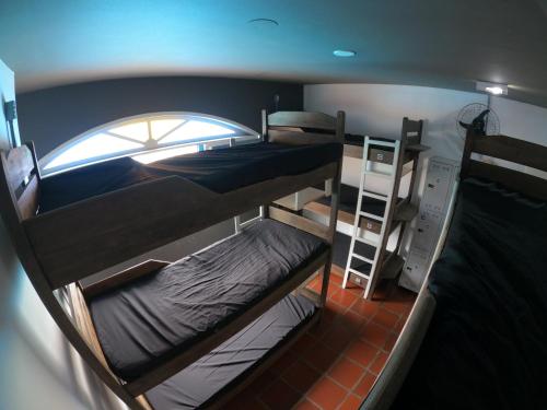 World Hostel - Canasvieiras客房内的一张或多张双层床