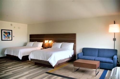 Holiday Inn Express & Suites - Edmonton SW – Windermere, an IHG Hotel客房内的一张或多张床位