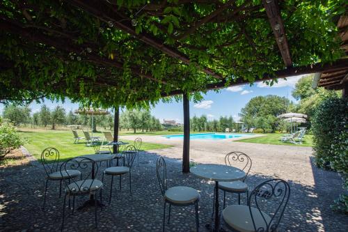奥维多Villa Monteporzano的一个带桌椅的庭院和一个游泳池