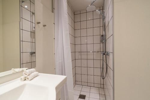 森讷堡Guesthouse的一间带水槽和淋浴的浴室