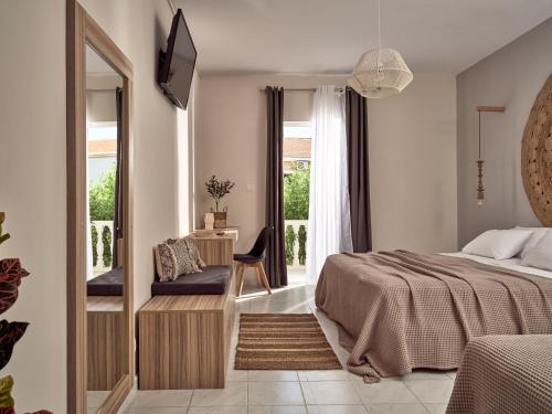 拉加纳斯Casa Del Mar的卧室配有床、椅子和窗户。