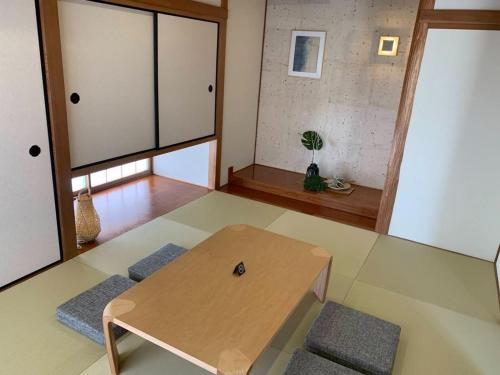 鸣门市Takeshima - Vacation STAY 61918v的中间设有带木桌的客厅