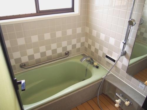 Haru, - Vacation STAY 66521v的带窗户的浴室内的绿色浴缸