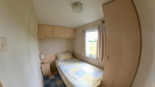 KilleaDEVIL'S BIT accommodation的小房间设有床和窗户