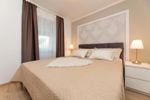 Sveti Ivan DobrinjskiApartment Miko的白色的卧室设有一张大床和一个窗户