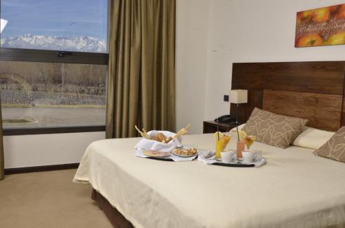Vista Flores弗恩特马约尔赌场酒店的一间酒店客房,床上放着一盘食物