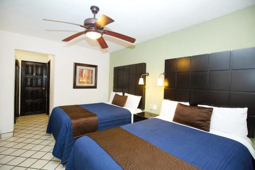 圣何塞德尔卡沃波萨达泰拉诺瓦酒店的酒店客房配有两张床和吊扇。