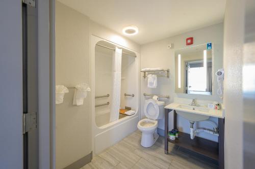 巴拿马城海滩佛罗里达帕拿玛城市海滩温德姆豪顿套房酒店的一间带卫生间、水槽和镜子的浴室
