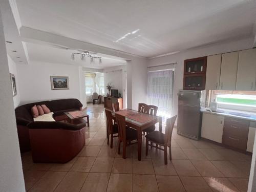 梅特科维奇Apartman Ilic的客厅以及带沙发和桌子的厨房。