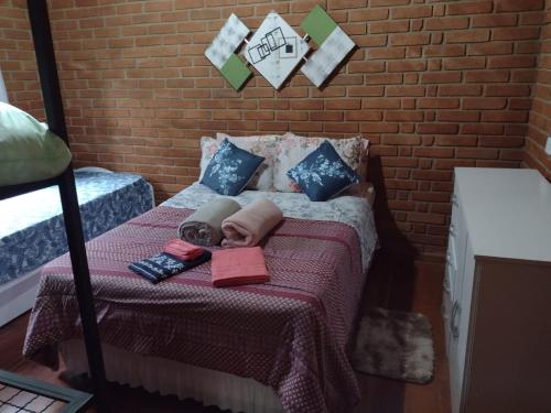 贡萨尔维斯Casa de Campo Meu Pequeno Paraíso的一间卧室配有一张睡床,上面有娃娃
