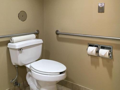 土桑Comfort Inn & Suites near Kino Sports Complex的浴室设有卫生间和两卷卫生纸。
