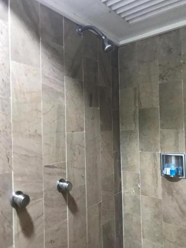 墨西哥城奥洛普尔托酒店的浴室里设有玻璃门淋浴