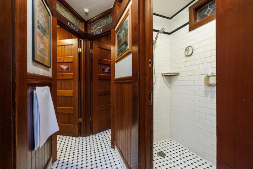 旧金山圣雷莫酒店的设有带步入式淋浴间和步入式淋浴间的浴室