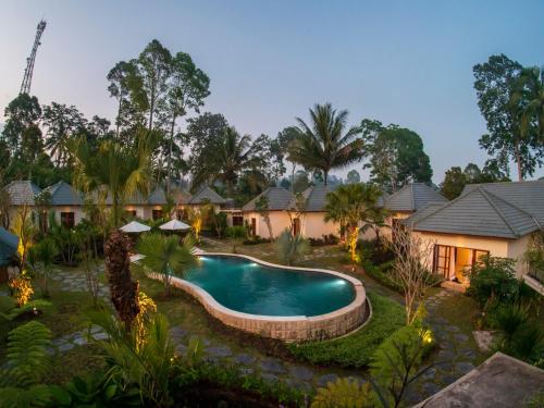 SidomuktiArtha Cottages的享有带游泳池的别墅的空中景致