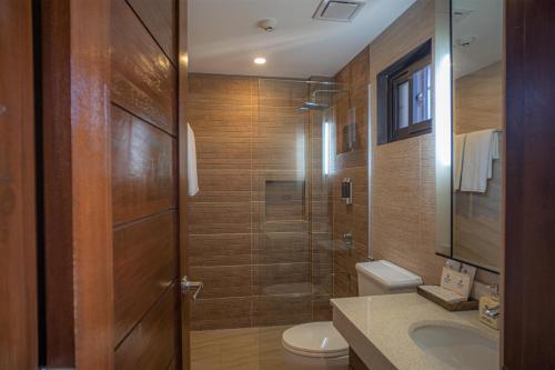 安达Parklane Bohol Resort and Spa的带淋浴、卫生间和盥洗盆的浴室