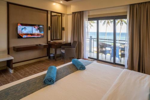 安达Parklane Bohol Resort and Spa的酒店客房,设有一张床铺,享有海景