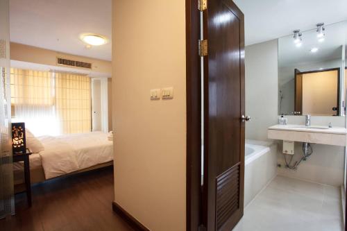 Makkasan7D - 2bedrooms3baths Near Mrt Downtown Bangkok的一间带床、水槽和浴缸的浴室