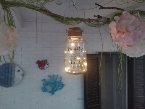 玛格丽塔萨沃亚Little Paradise casa vacanze的吊在灯枝上的石器罐
