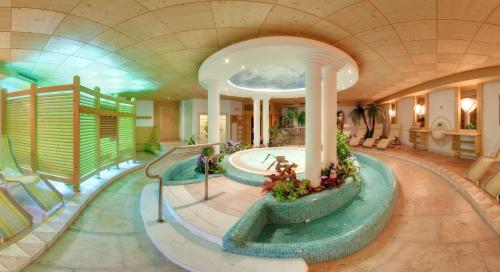 科瓦拉因巴迪亚Hotel Villa Eden的游泳池,位于带泳池导览器的大楼内
