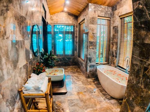 Pu LuongPu Luong Eco Garden的浴室配有两个盥洗盆和浴缸。