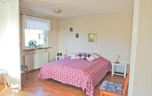 KungsäterLovely Home In Kungster With Kitchen的一间卧室配有一张带粉红色床罩的床