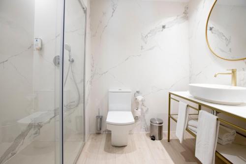 巴塞罗那格拉维纳集团酒店的浴室配有卫生间、盥洗盆和淋浴。