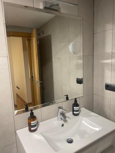 阿尔么丽亚GES Homes的一间带水槽和镜子的浴室