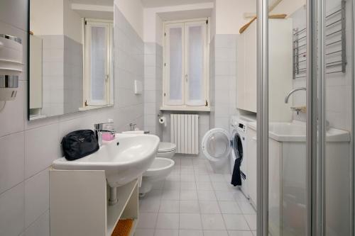 加尔达湖滨Casa al Pozzo的白色的浴室设有水槽和卫生间。