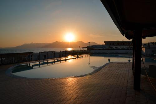 庞特卡格纳诺Blu Hotel的一座享有日落美景的游泳池
