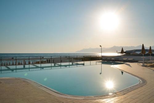 庞特卡格纳诺Blu Hotel的一座背景海洋的游泳池