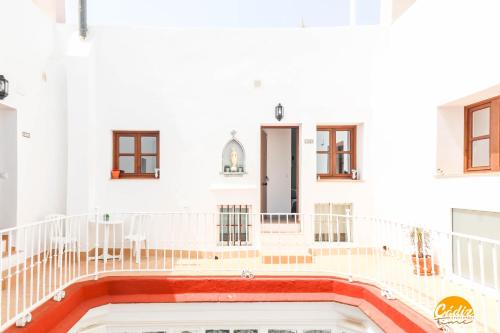 加的斯Casa Rehala by Cadiz Time的带阳台和游泳池的白色建筑