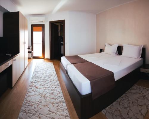 苏利纳Delta Est Hotel & Restaurant的一间卧室配有一张大床和电视