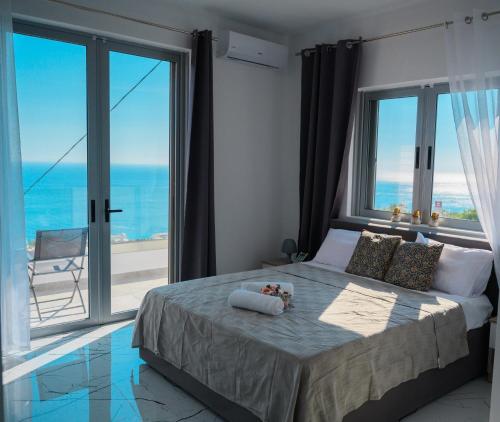 德尔米Ionian Pearl的一间卧室设有一张床,享有海景