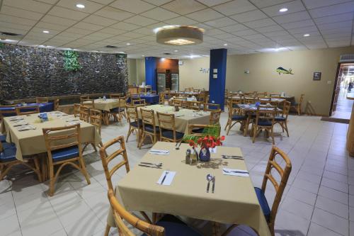 博克龙帕拉多博奇马尔的餐厅内带桌椅的用餐室