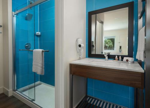 圣巴巴拉圣特巴巴拉6汽车旅馆 - 海滩的一间带水槽和淋浴的浴室