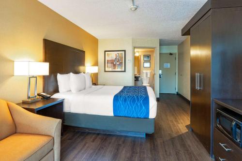 圣托马斯圣托马斯凯富酒店的酒店客房,配有床和沙发