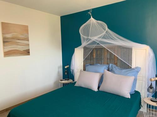 菲加里Casa Rosalinda的蓝色卧室配有带白色枕头的床