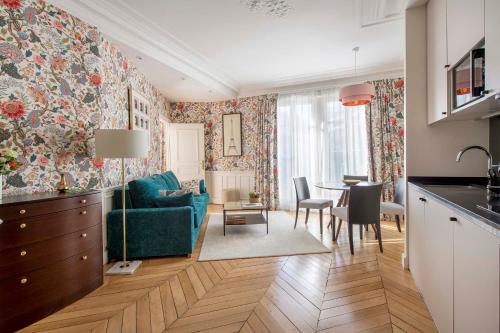 巴黎LE BEAU MARAIS - Luxury Apartments, AIR COND, LIFT的客厅配有蓝色的沙发和桌子