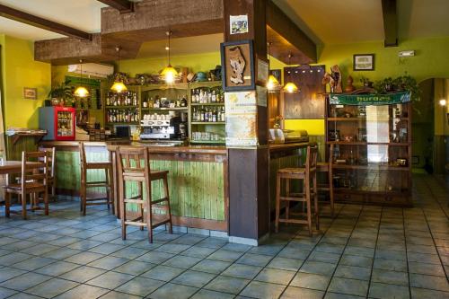 CaminomoriscoHotel Rural Cristania的餐厅的酒吧,带木凳
