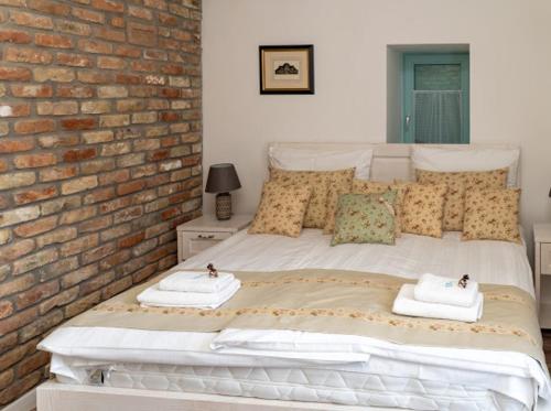 包道乔尼托毛伊Villa Bella的卧室配有白色的砖墙床