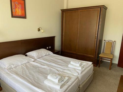 阳光海滩维拉玛丽亚瑞斯酒店的一间卧室配有带毛巾的床