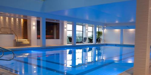 威根Wrightington Hotel & Health Club的一座拥有蓝色灯光的游泳池