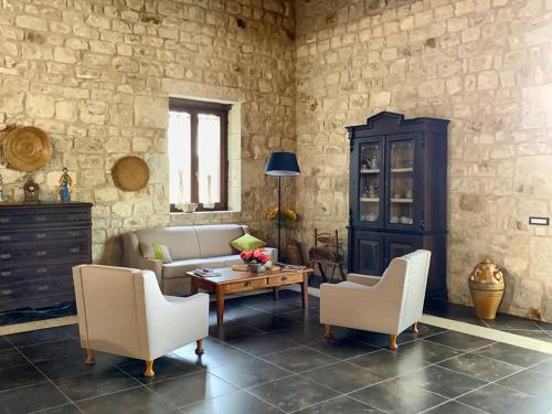 莫迪卡Villa Sikè的客厅配有沙发、两把椅子和一张桌子
