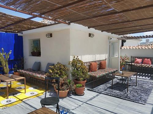 隆达隆达波罗酒店的天井配有沙发、桌子和盆栽植物