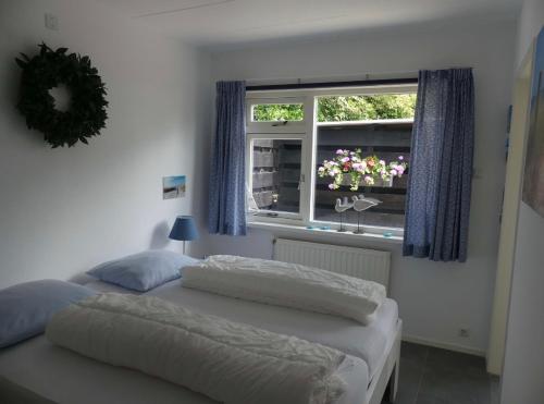 弗劳温普尔德Appartement Boomgaard的一间卧室设有两张床和窗户。