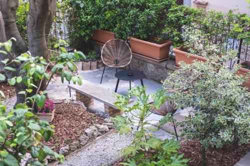 奥维多Dimora Pertusa的中间设有带桌椅的花园