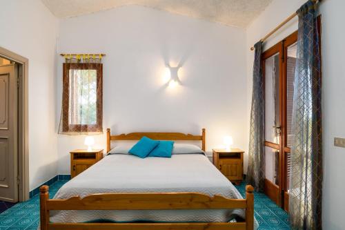 奥尔比亚Villa Bados 8 - Klodge的一间卧室配有一张带蓝色枕头的床