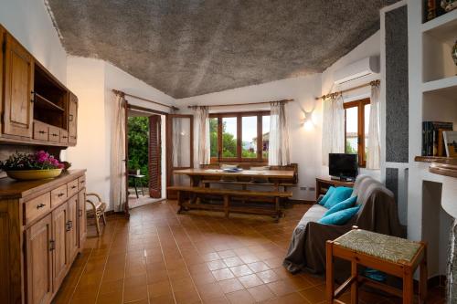 奥尔比亚Villa Bados 8 - Klodge的客厅配有沙发和桌子