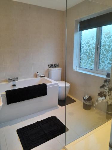 金斯林Nar river b&b的带浴缸和卫生间的浴室。