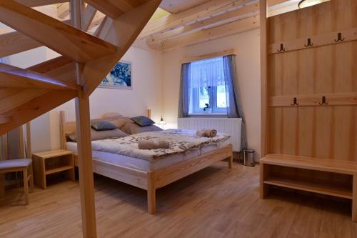 亚诺夫纳德尼索Pension Na Vyhlídce的一间卧室设有双层床和楼梯。